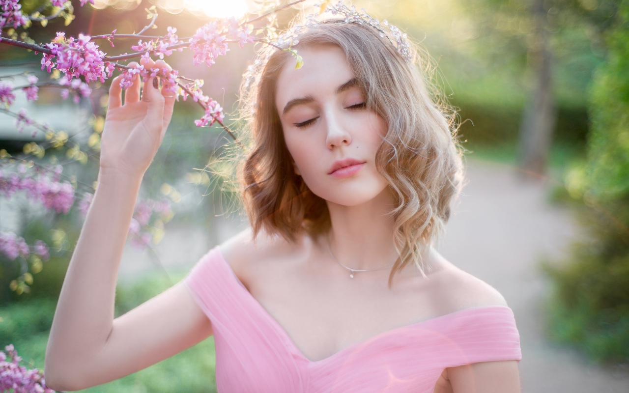 Нежная молодая девушка в розовом платье 