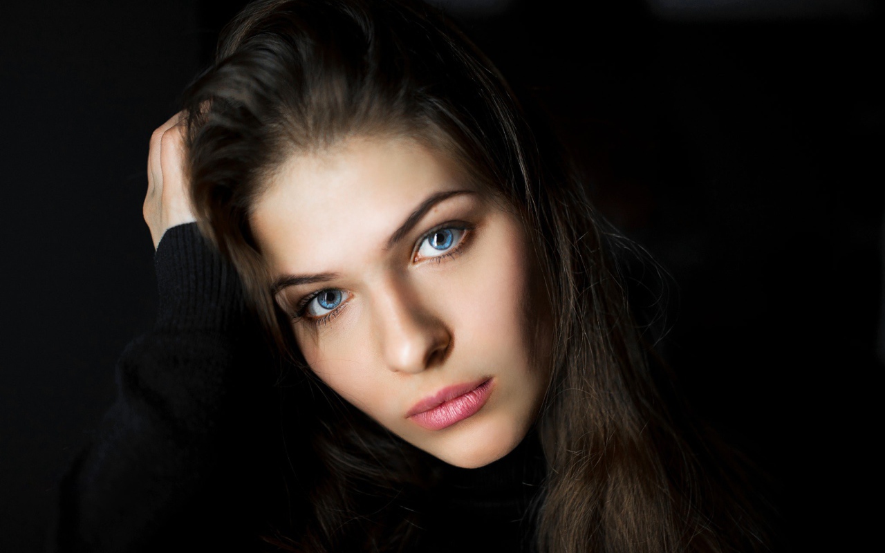 Задумчивый взгляд девушки с голубыми глазами 