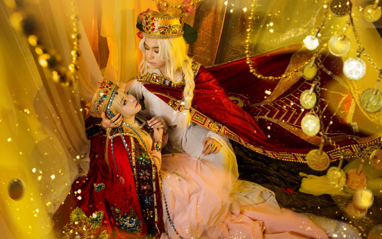 Девушки азиатки в дорогих костюмах с дорогими украшениями, косплей