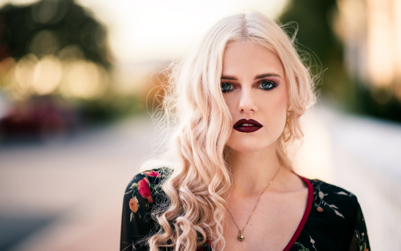 Красивая девушка блондинка с  красными губами