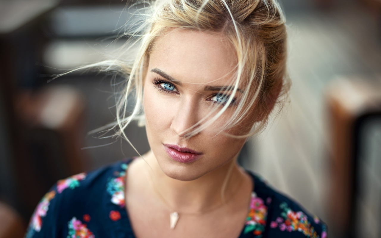 Красивая блондинка с выразительными голубыми глазами