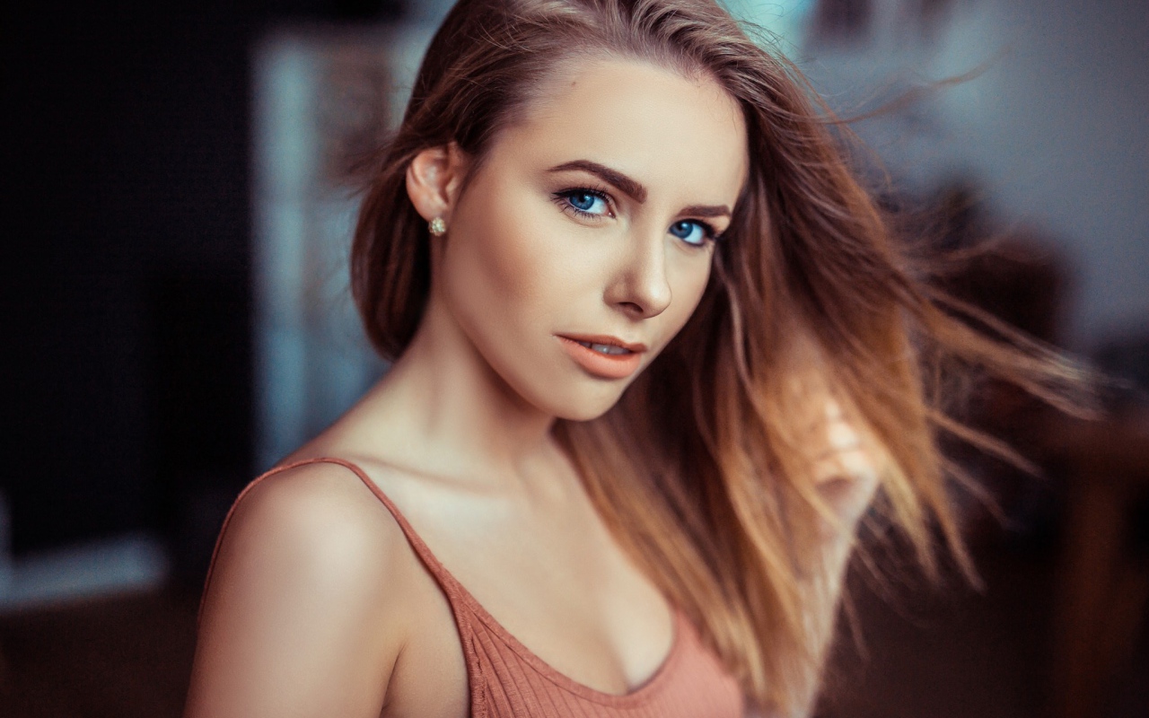 Красивая голубоглазая девушка с распущенными волосами 