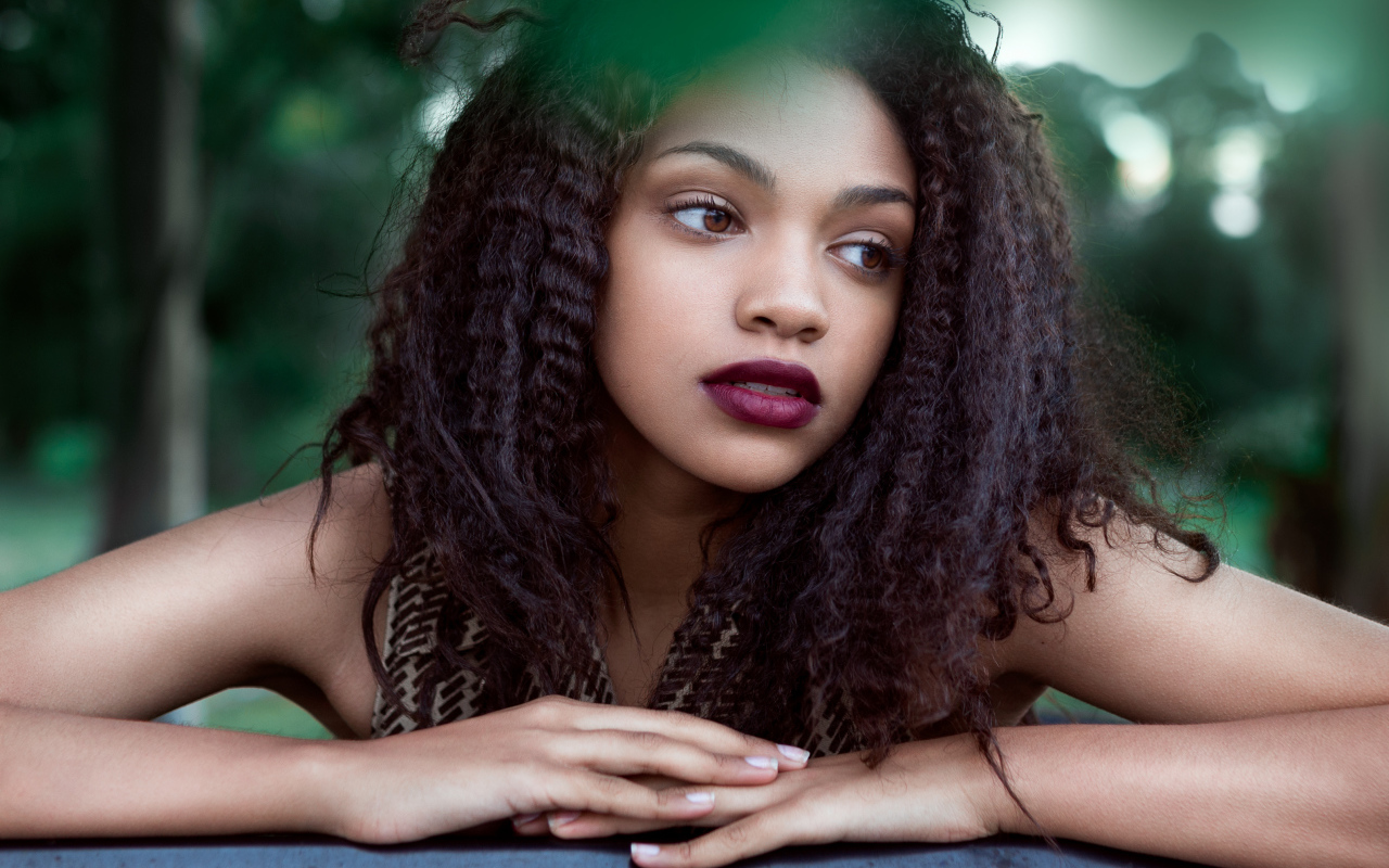 Красивая кареглазая девушка брюнетка с волнистыми волосами 