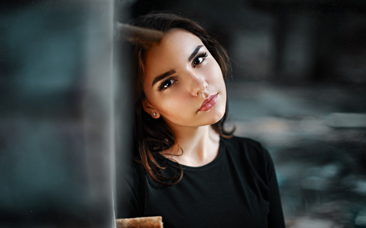 Красивая кареглазая девушка с длинными ресницами 