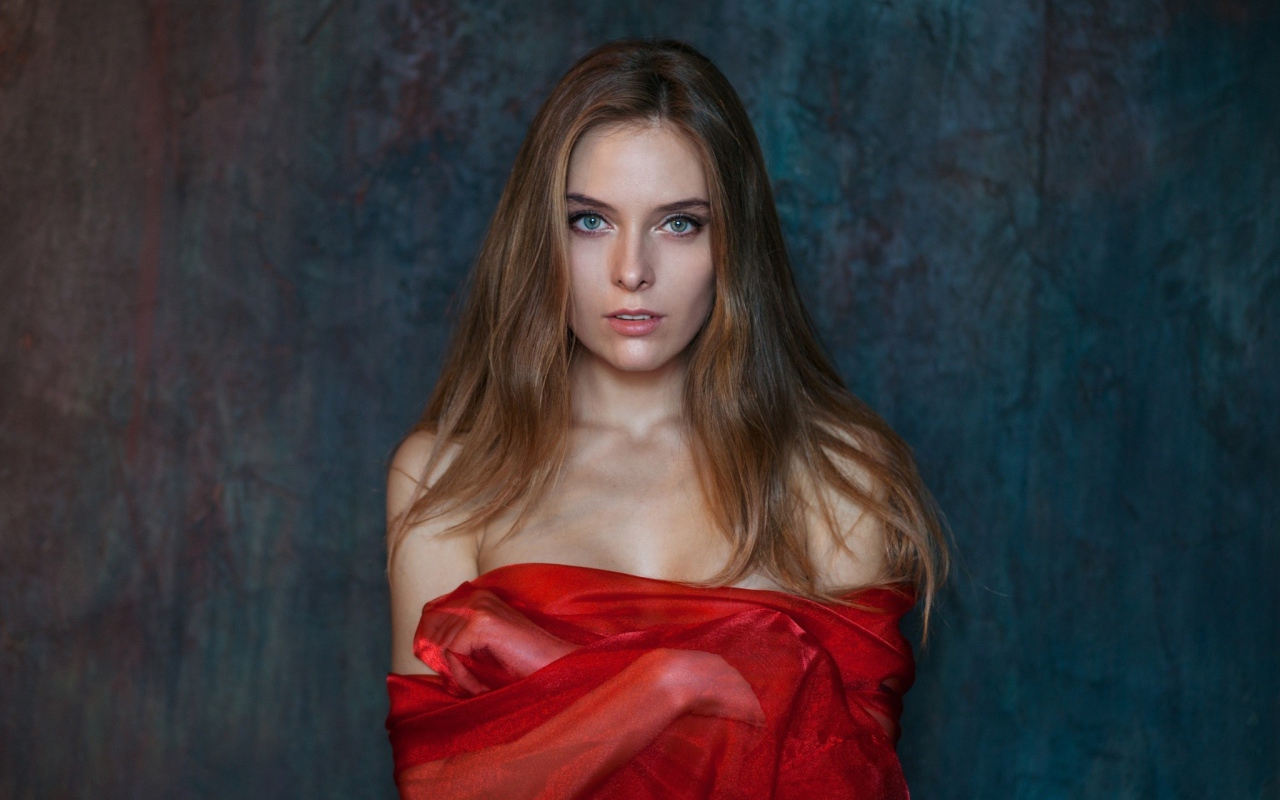 Красивая девушка брюнетка в красном платье 
