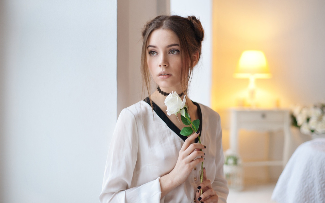 Красивая девушка брюнетка с белой розой 