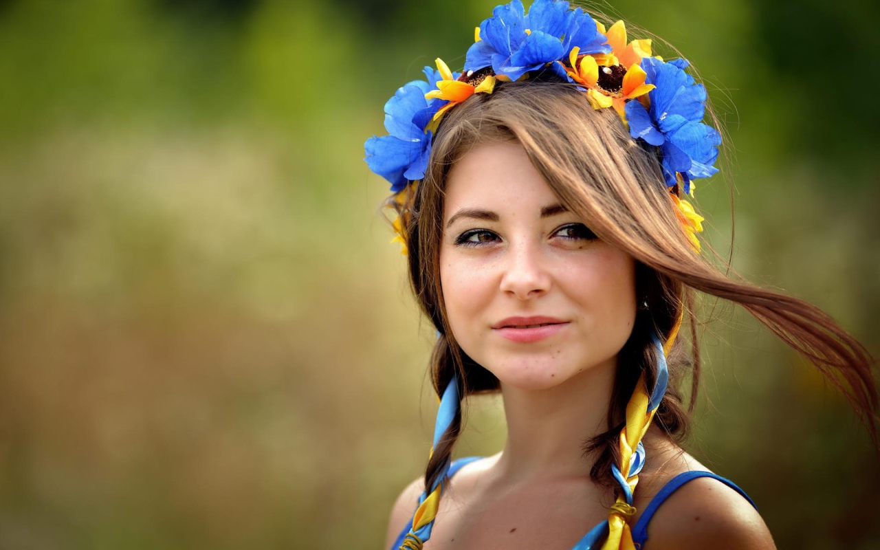 Красивая девушка брюнетка с венком на голове 