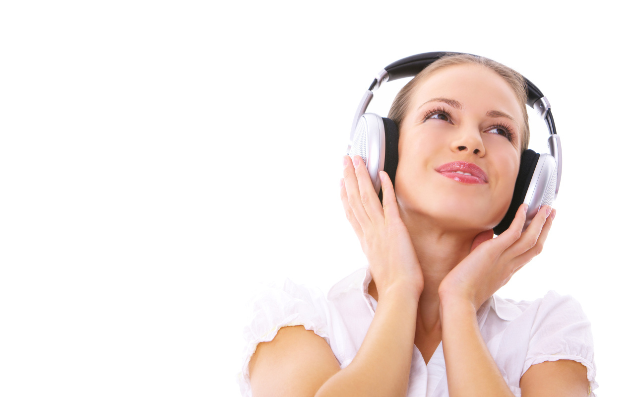 Красивая девушка в больших наушниках 