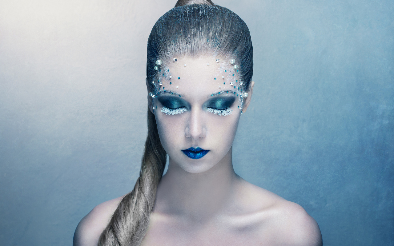 Красивая девушка с фантастическим синим макияжем