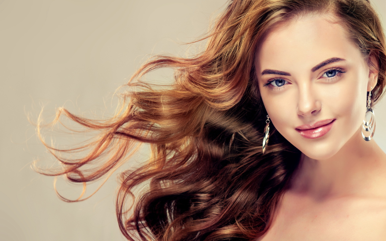 Красивая девушка с голубыми глазами 