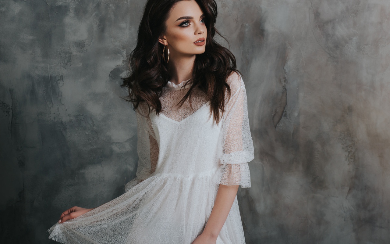Красивая романтическая девушка брюнетка в белом платье