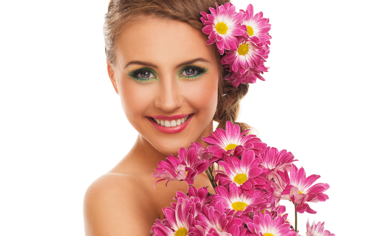 Красивая улыбающаяся девушка с букетом хризантем на белом фоне