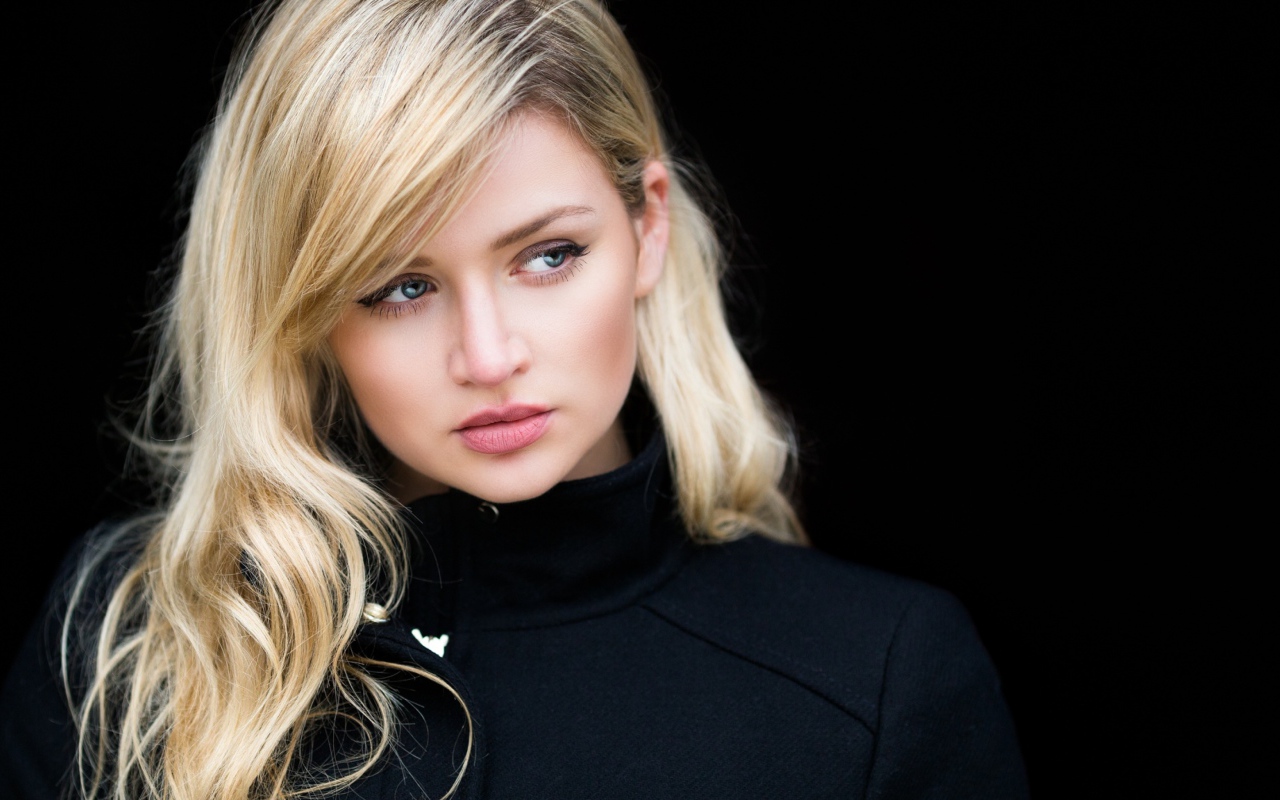 Девушка блондинка в черном пальто 