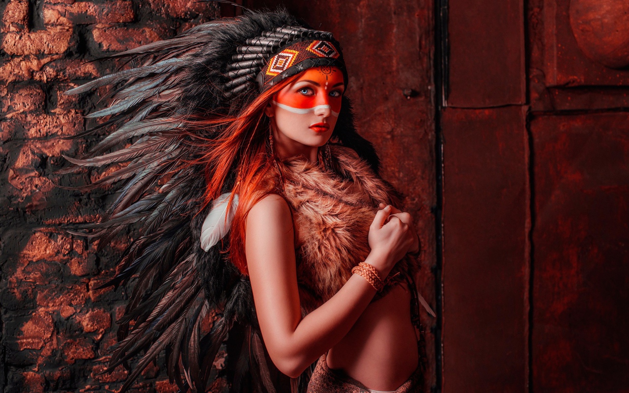 Голубоглазая девушка в костюме индейца 