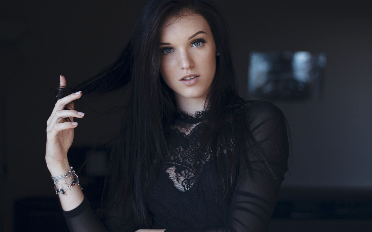 Голубоглазая эффектная брюнетка в черном платье