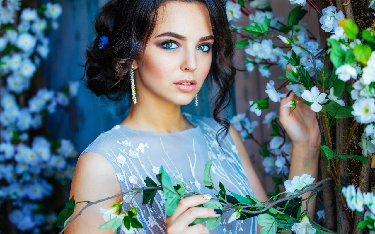 Девушка брюнетка с красивой прической 