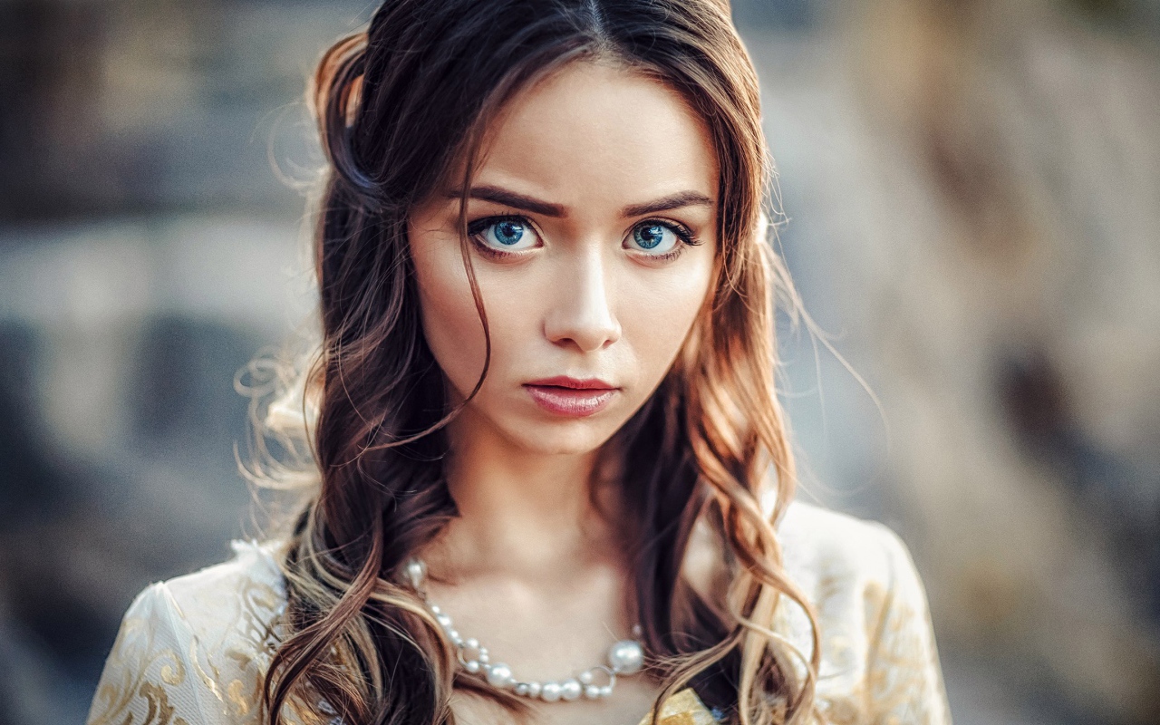 Девушка брюнетка с большими голубыми глазами 