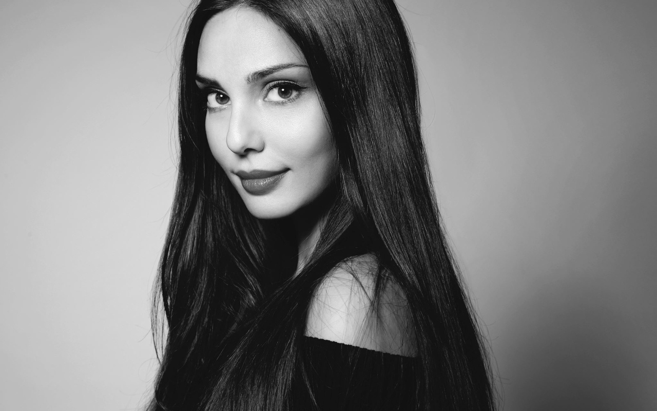 Девушка брюнетка с длинными волосами, черно белое фото 