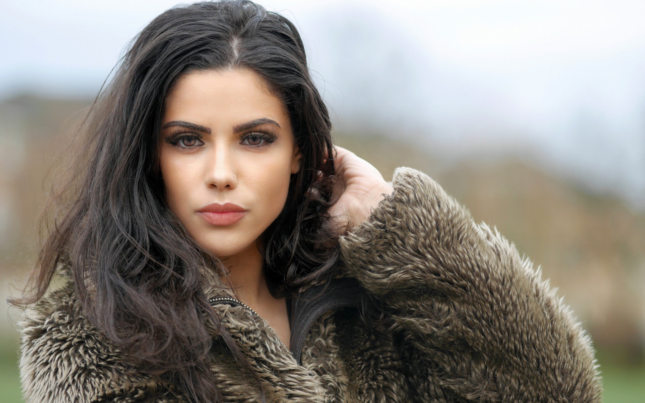 Брюнетка с карими глазами в шубе 