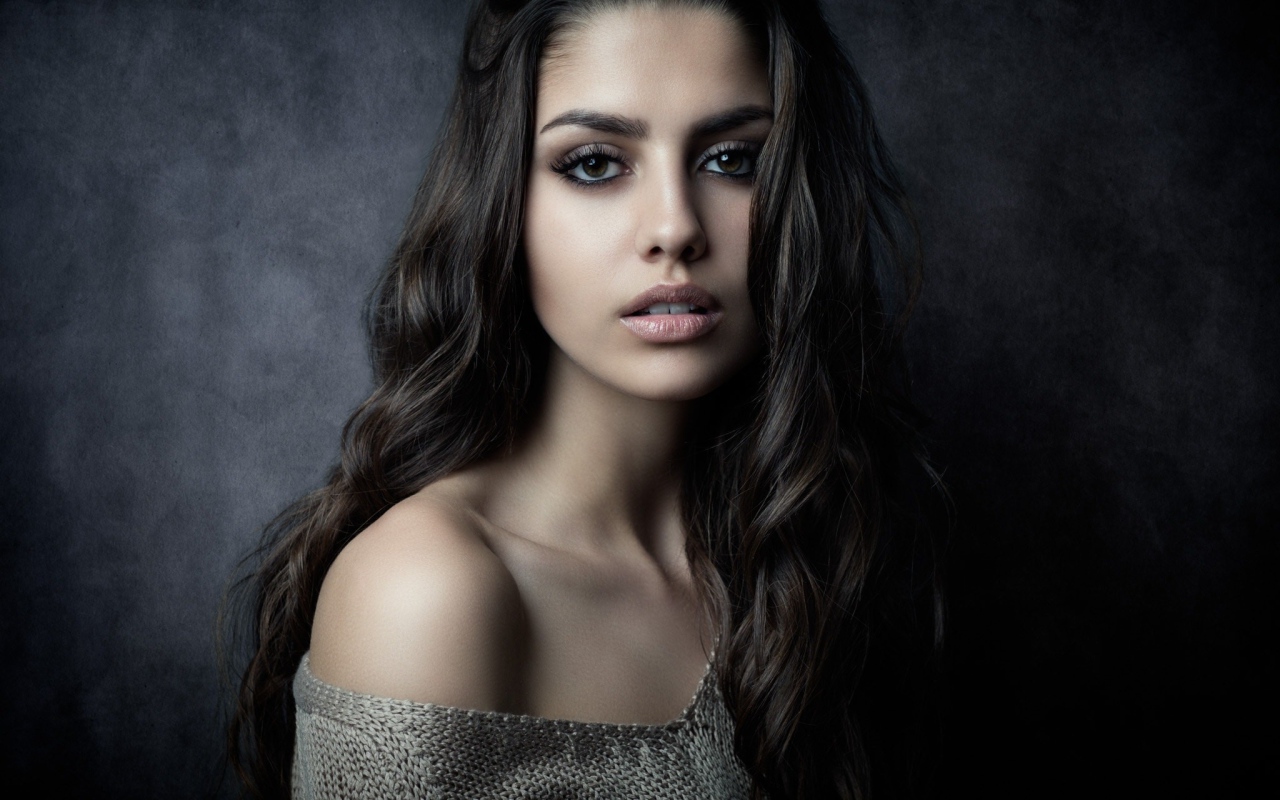 Нежная красивая девушка брюнетка с длинными волосами 