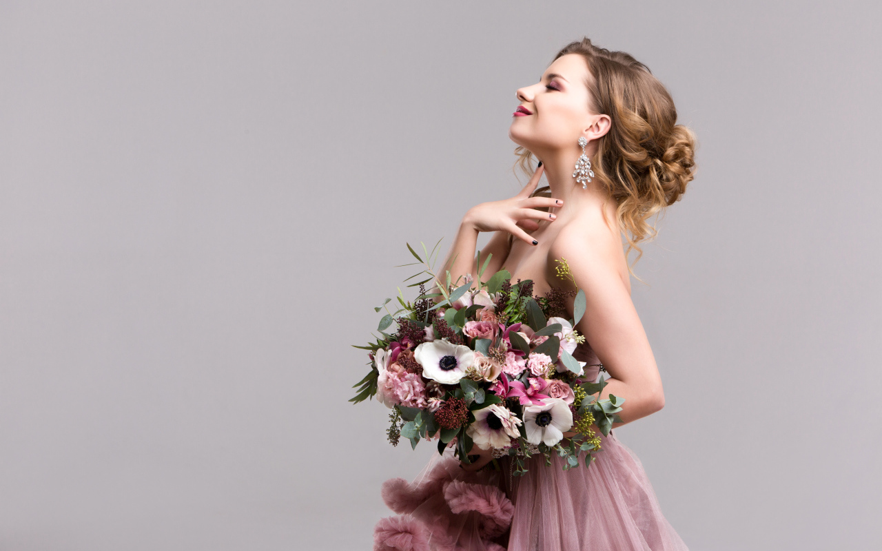 Нежная мечтательная девушка с букетом цветов анемоны