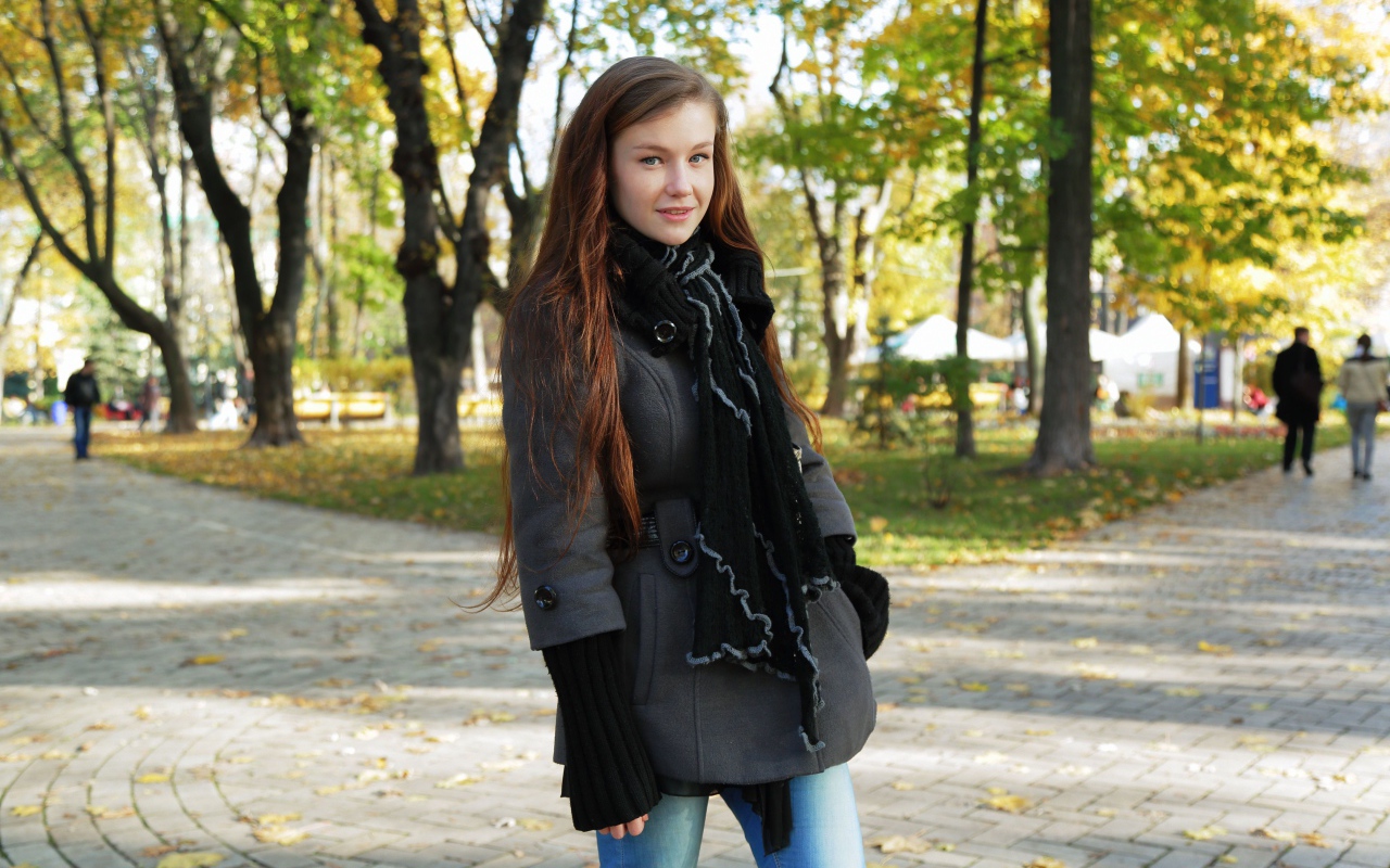 Нежная молодая девушка в пальто Эмили Блум