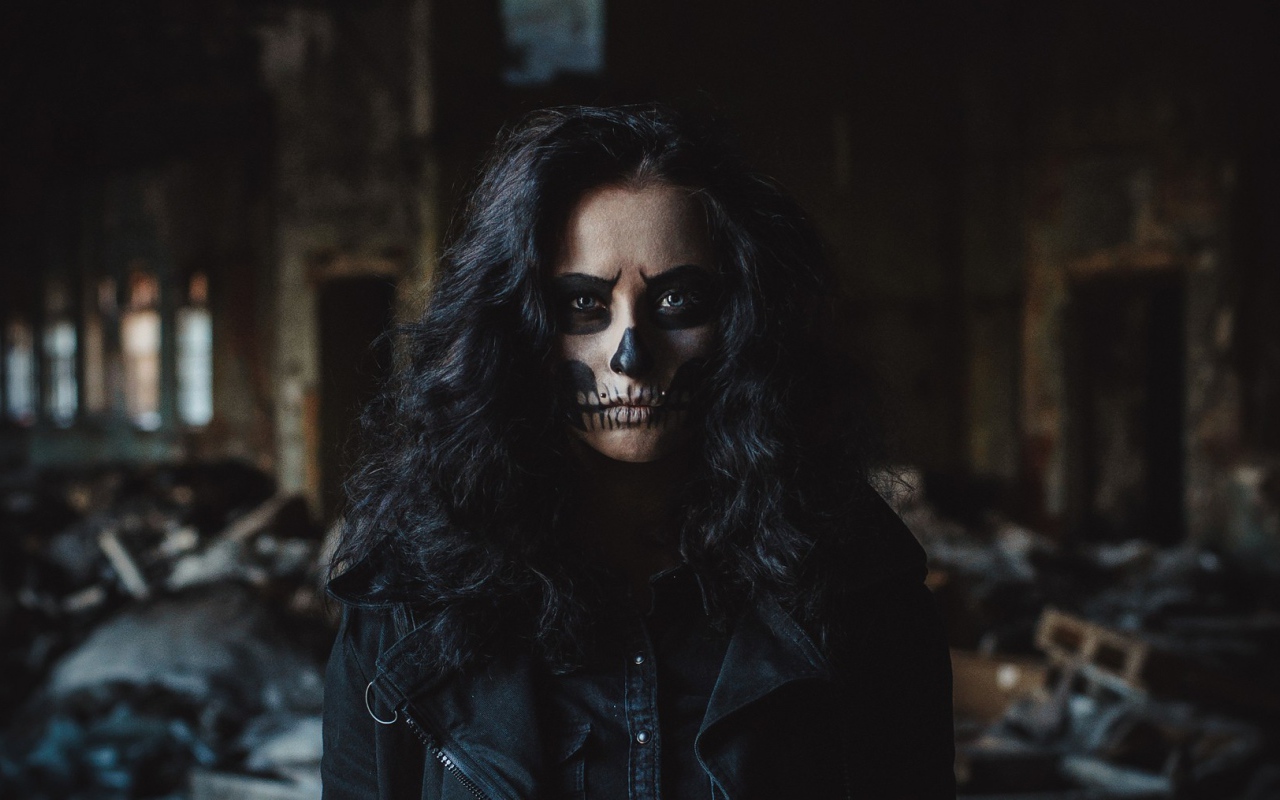 Девушка с черными волосами и разрисованным лицом 