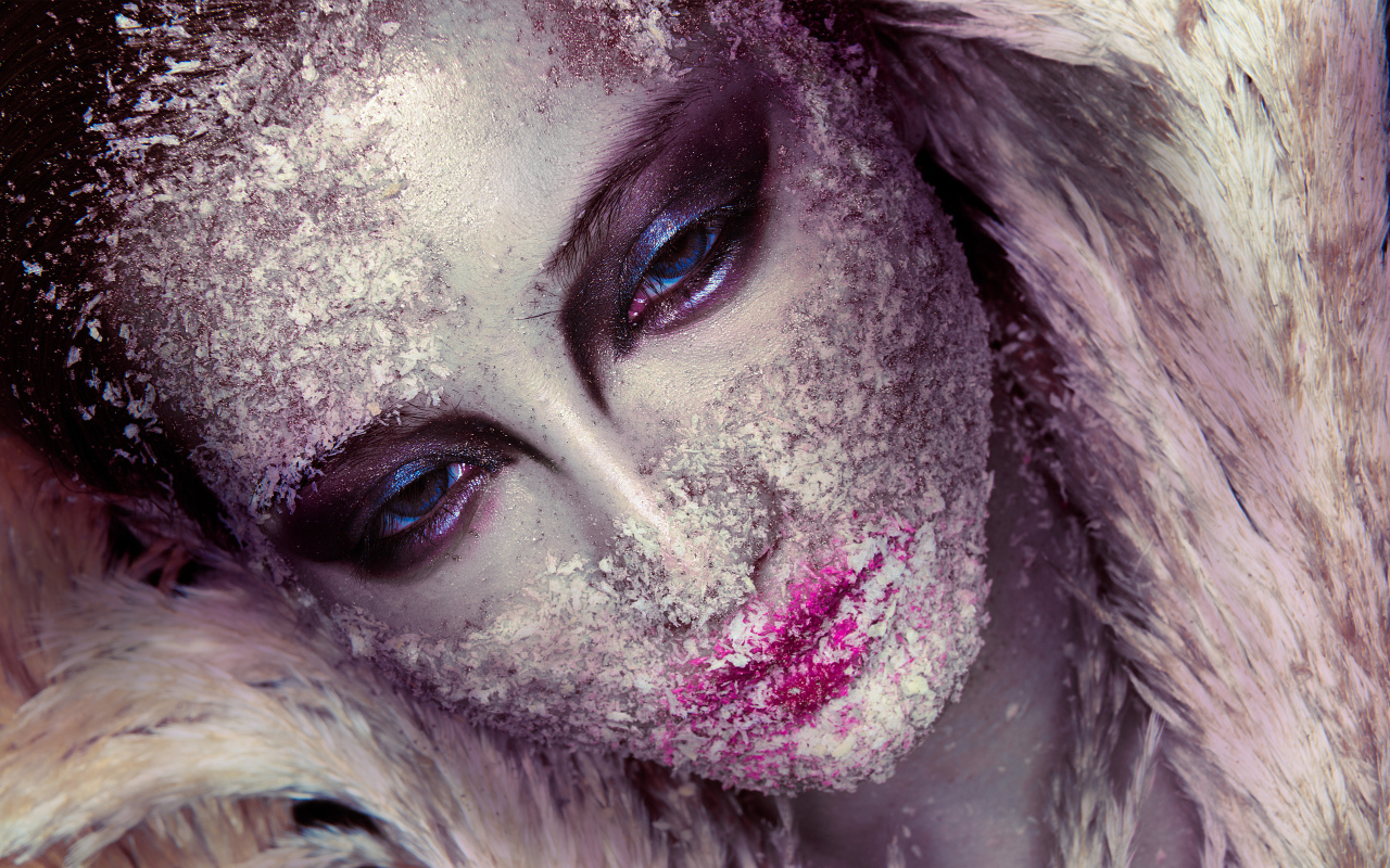Девушка с ярким ледяным макияжем