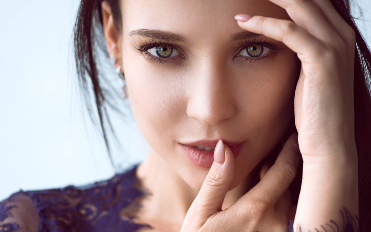 Зеленоглазая девушка модель с выразительным взглядом