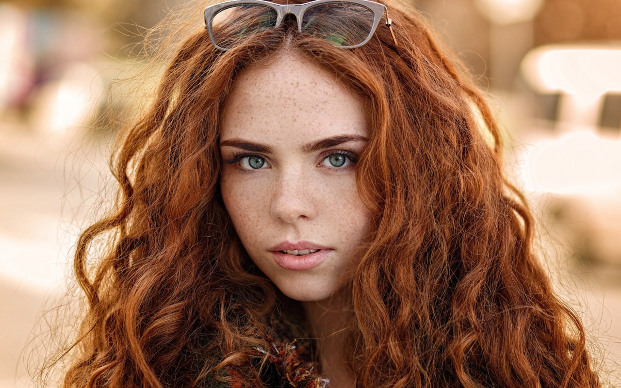 Рыжеволосая красивая девушка с зелеными глазами 