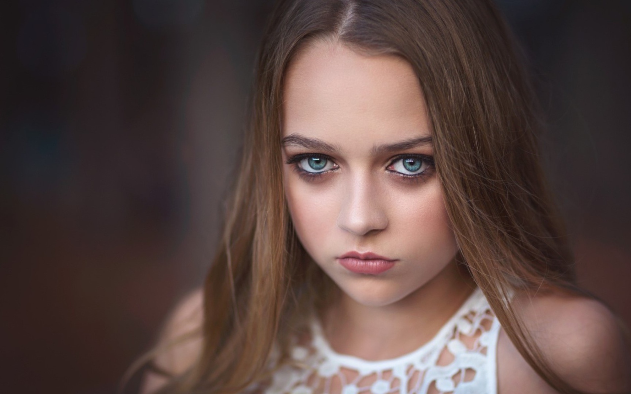 Грустная девушка с большими голубыми глазами 