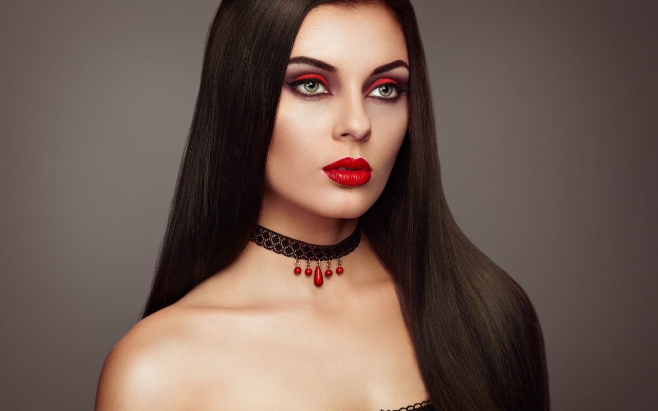 Эффектная брюнетка с ярким макияжем