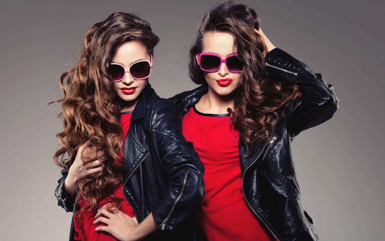 Две стильные брюнетки в кожаных куртках 