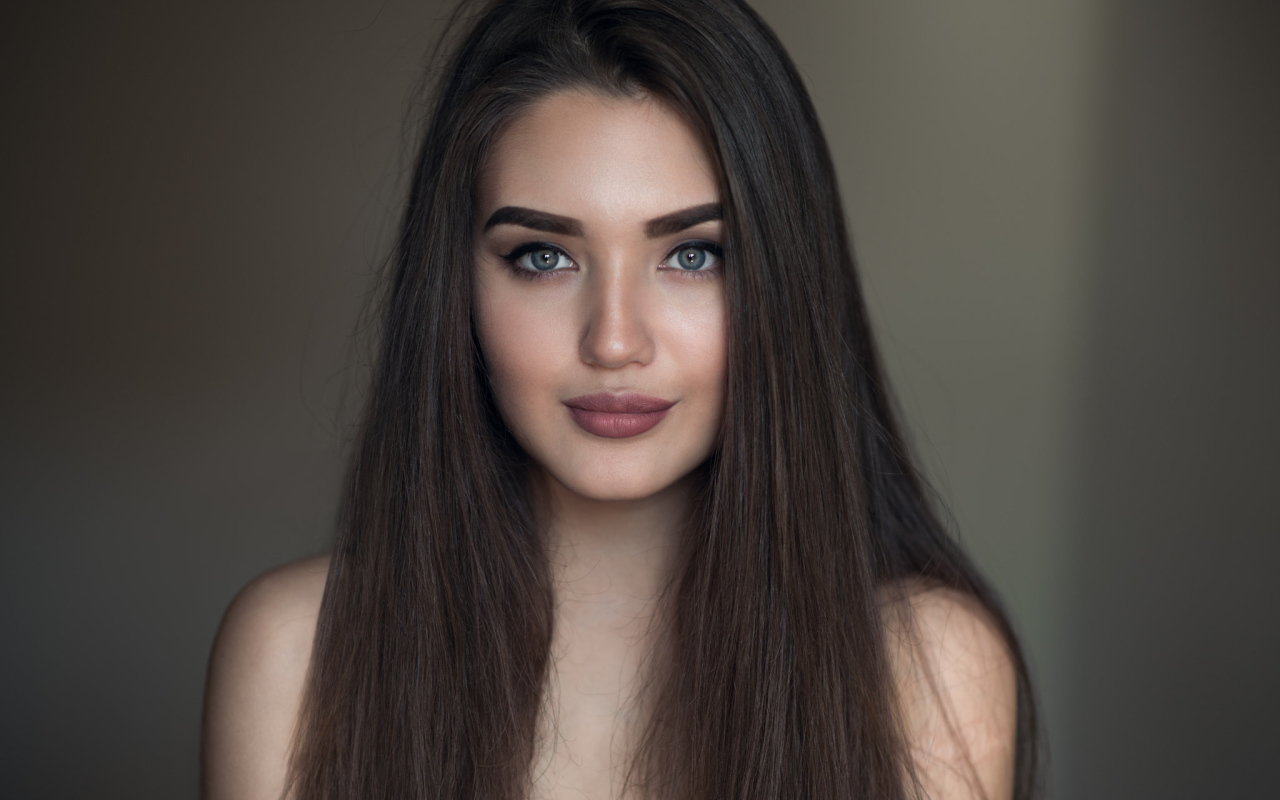 Молодая красивая девушка с длинными волосами