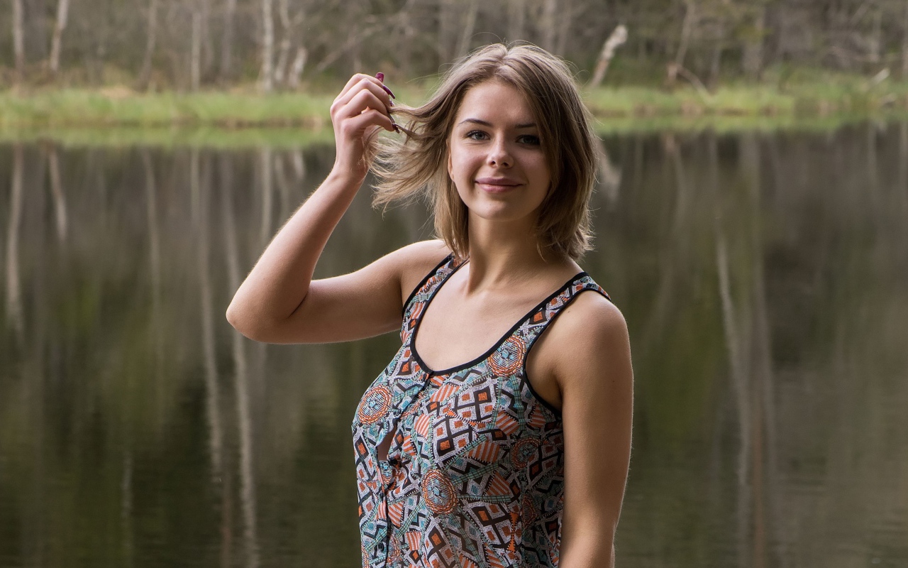 Молодая красивая настоящая девушка