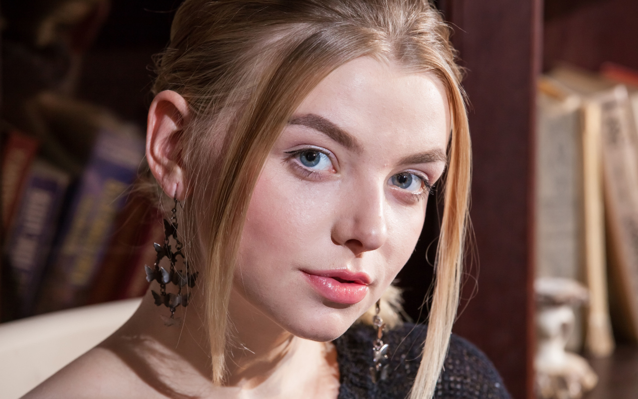 Молодая девушка блондинка с голубыми глазами