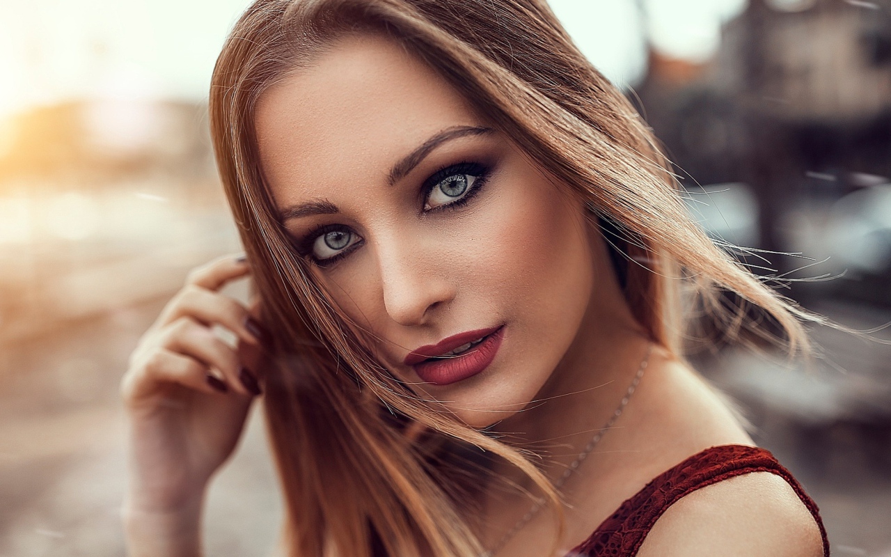 Молодая девушка с красивыми выразительными глазами 