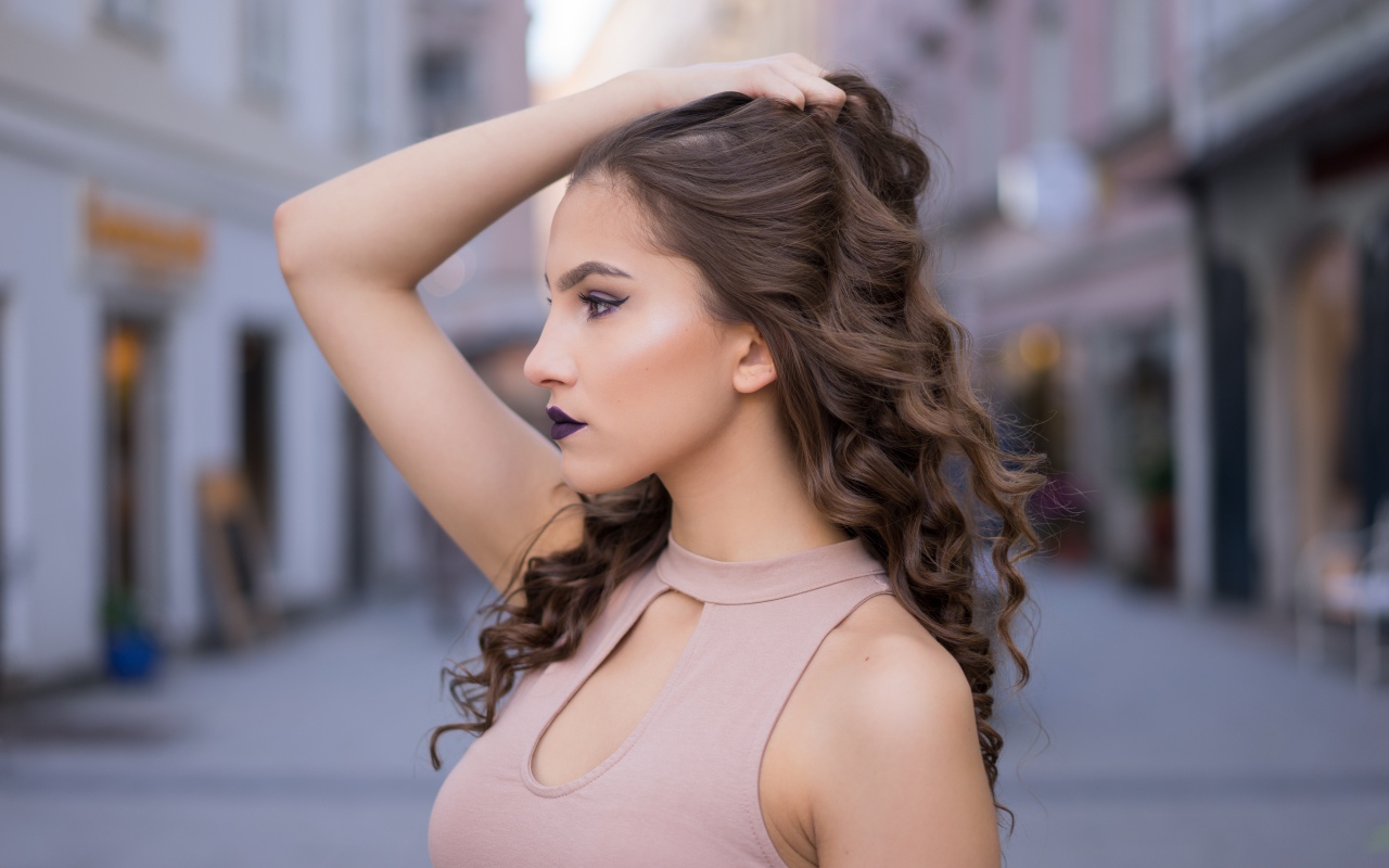 Молодая девушка шатенка с красивым макияжем