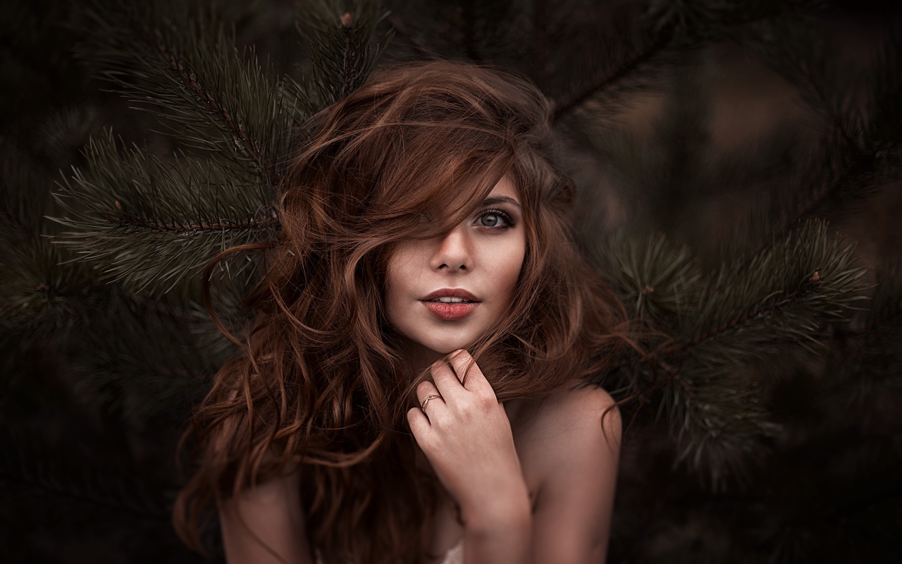 Молодая девушка с распущенными волосами 