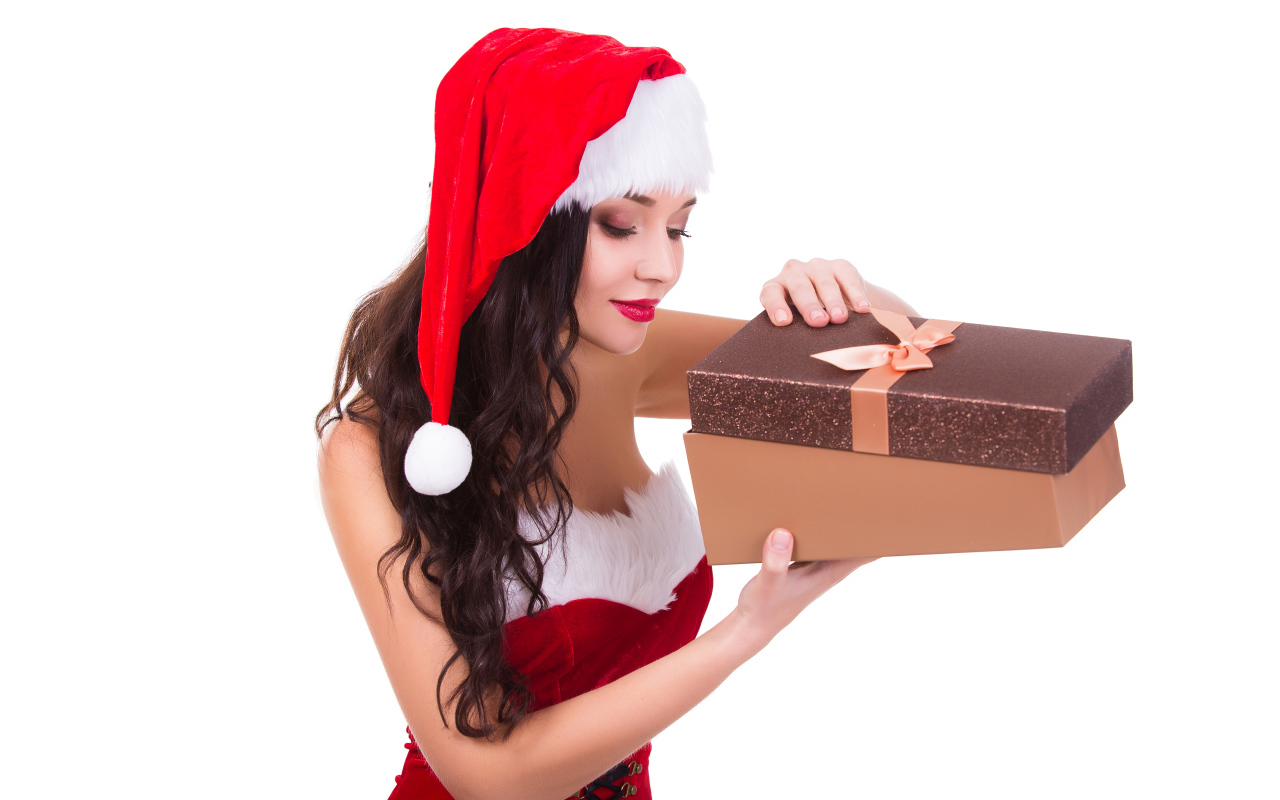 Красивая девушка в новогоднем костюме с подарком
