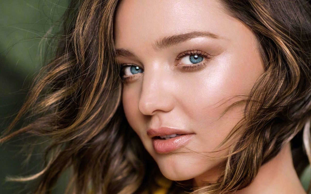 Красивая голубоглазая девушка модель Миранда Керр