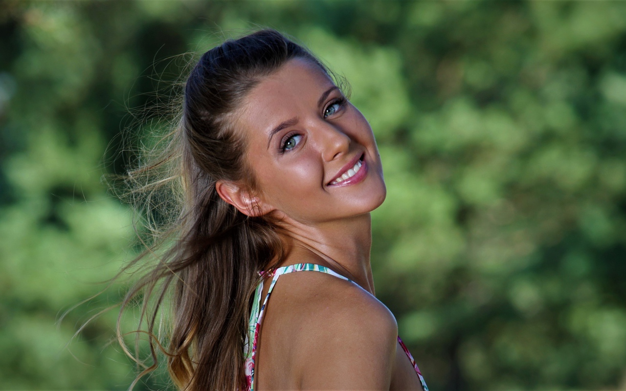 Красивая улыбающаяся девушка модель Sybil A