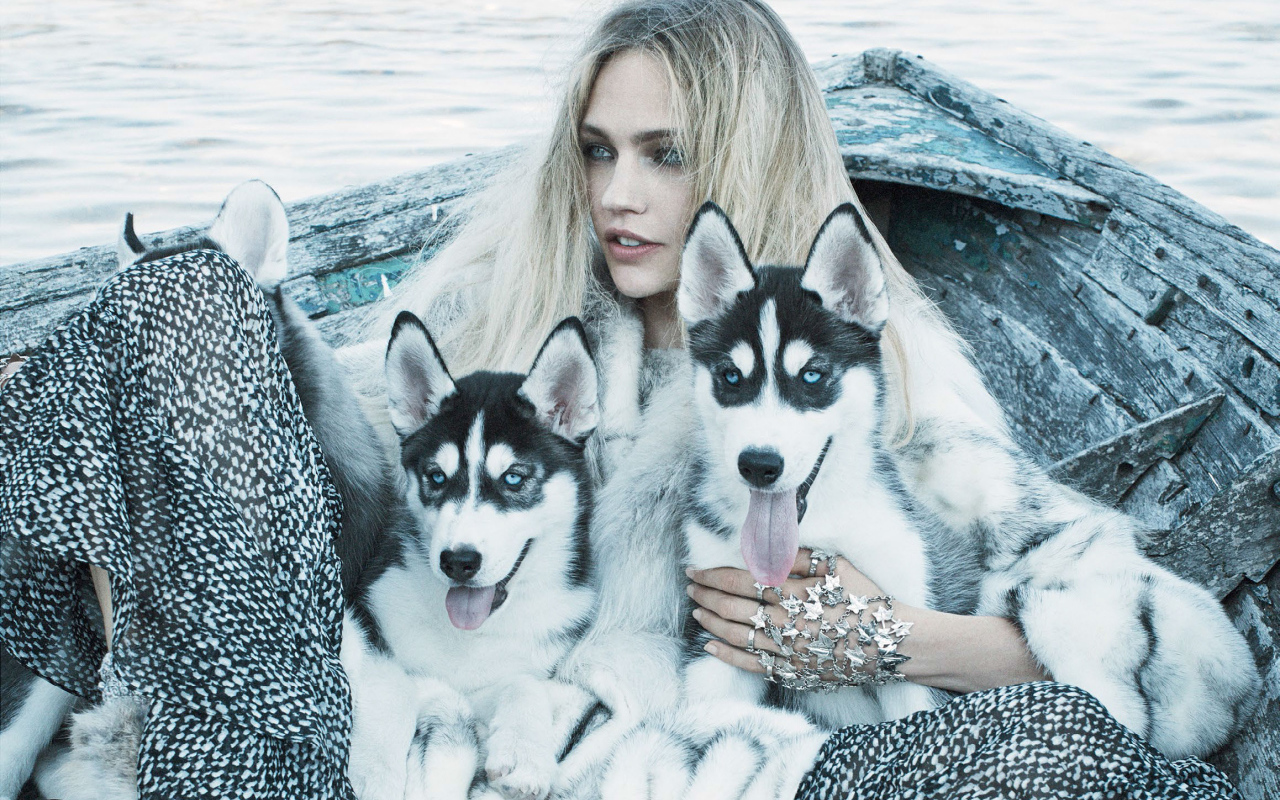 Девушка модель Саша Пивоварова с щенками хаски  