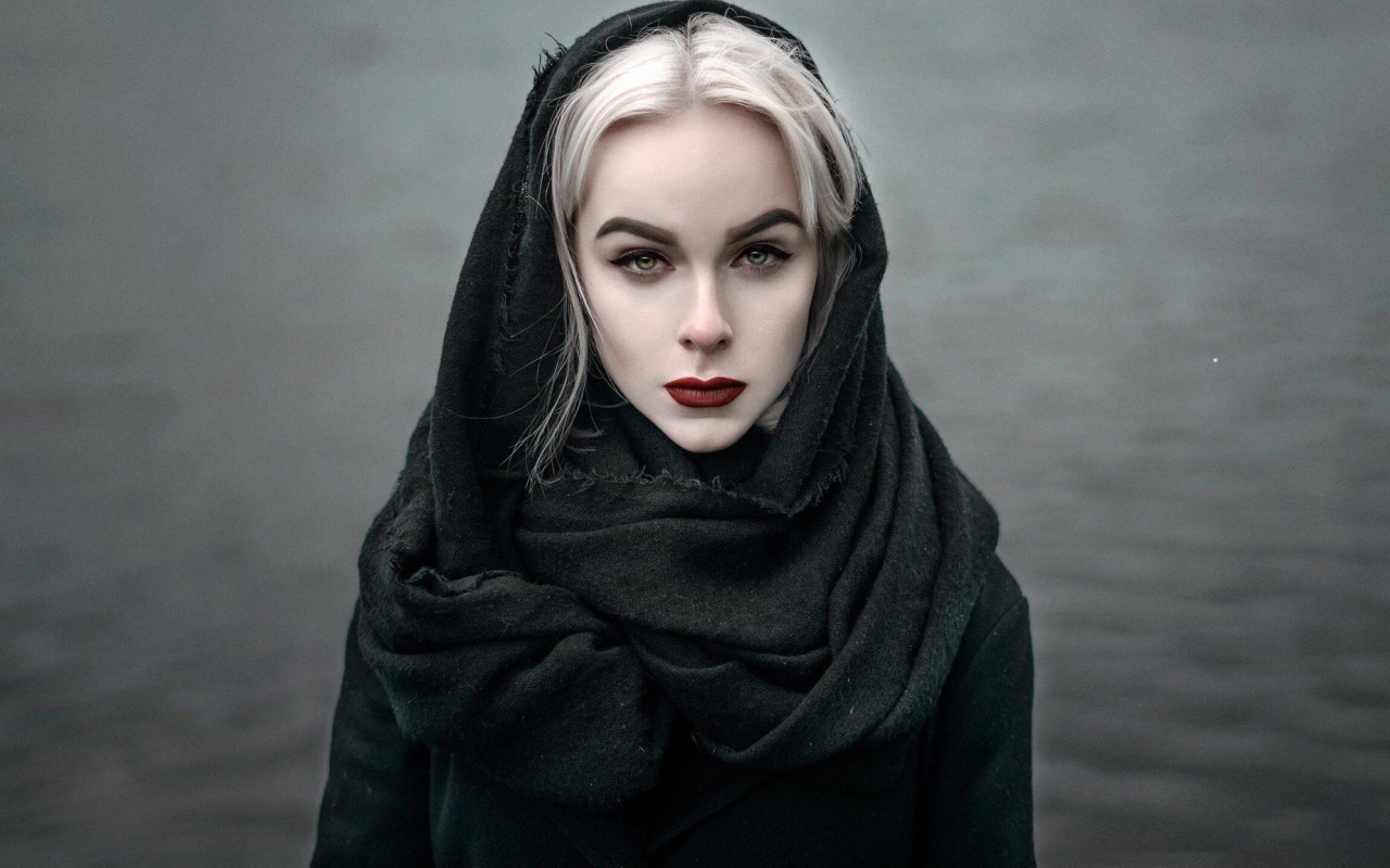 Девушка модель в черном наряде с красными губами 