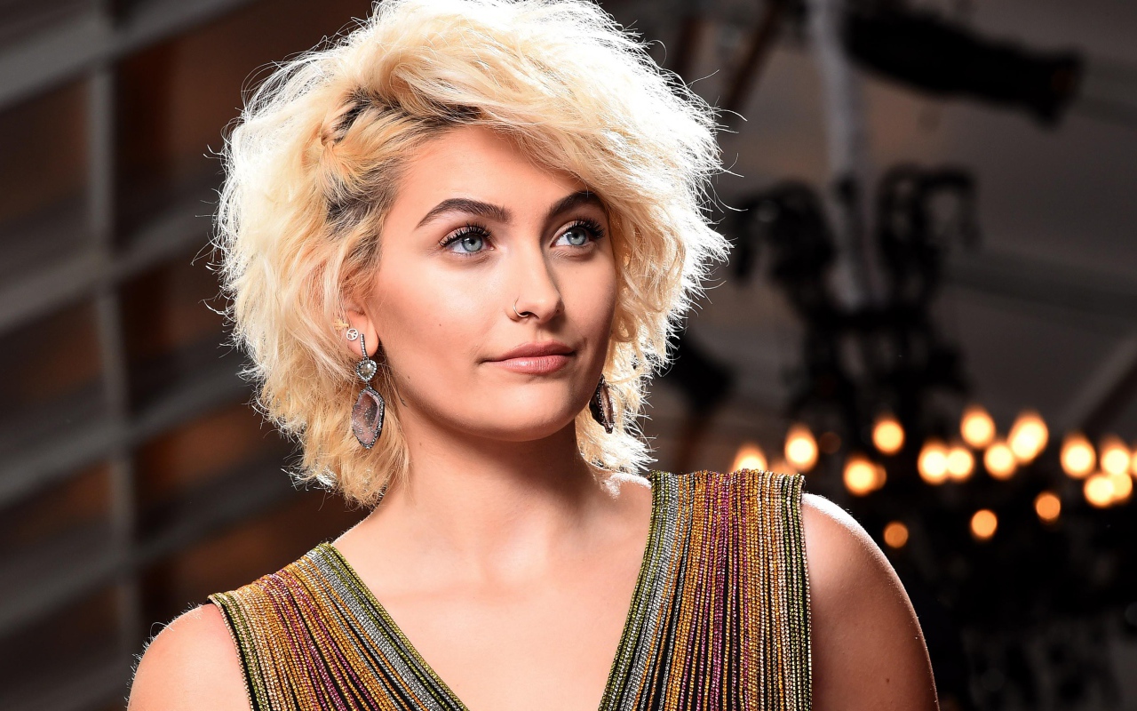 Молодая блондинка известная модель Пэрис Джексон