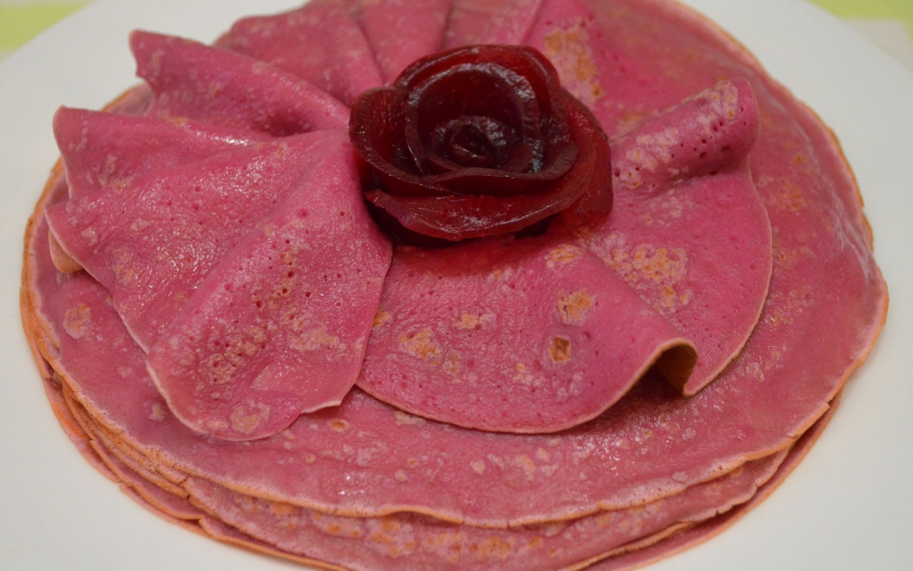 Красивые свекольные блины угощение на Масленицу 