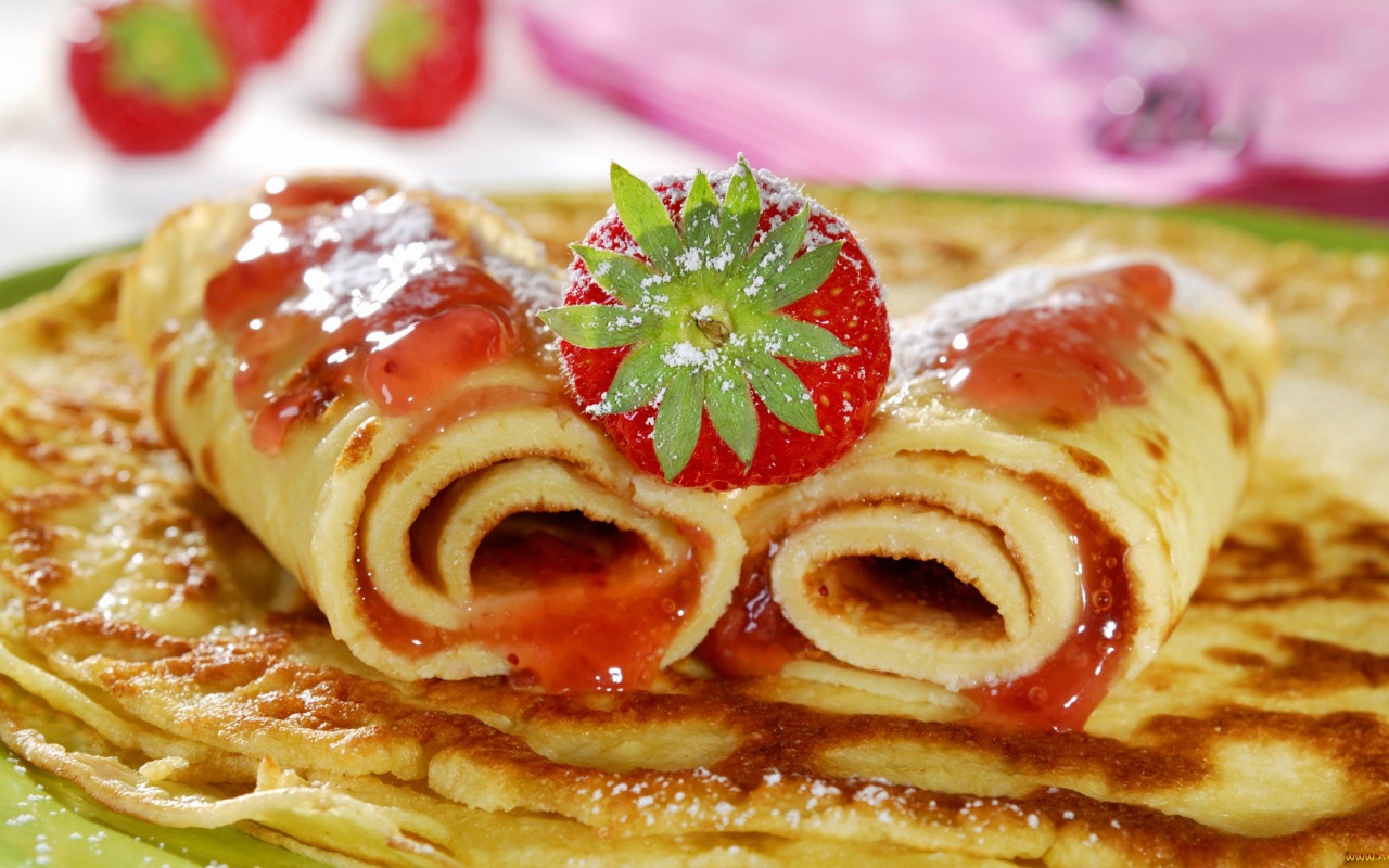 Блины с джемом и клубникой на Масленицу 
