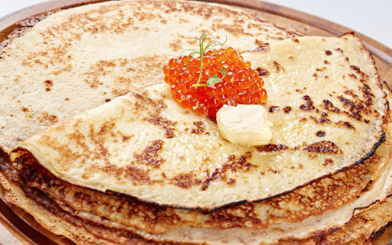 Румяные блины с красной икрой на Масленицу 2017 