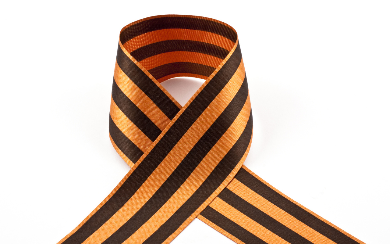 Георгиевская ленточка на день Победы 9 мая на белом фоне 