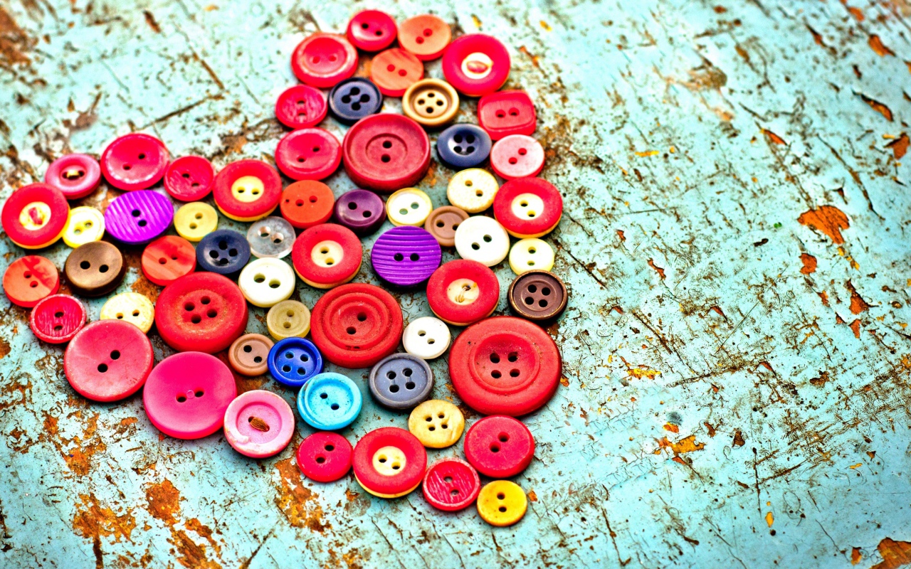 Сердце из разноцветных пуговиц